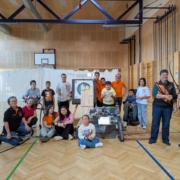 Artemis Wien unterstützt das Bogensporttraining in der integrativen Schule Hernals. Bogensport, auch mit Handicap möglich.